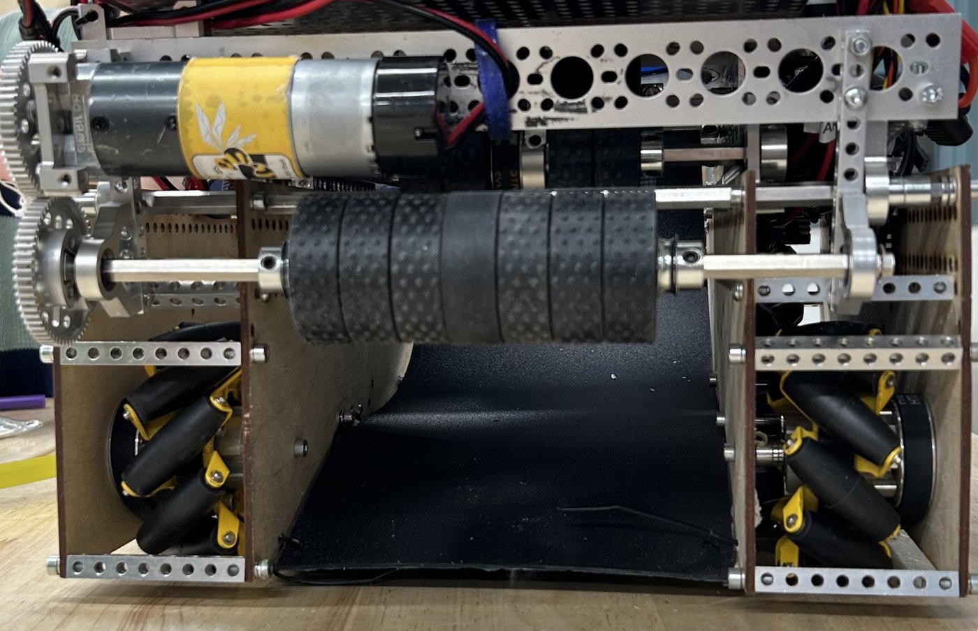 Mercury's V2 intake with a horizontal bar of gecko wheels